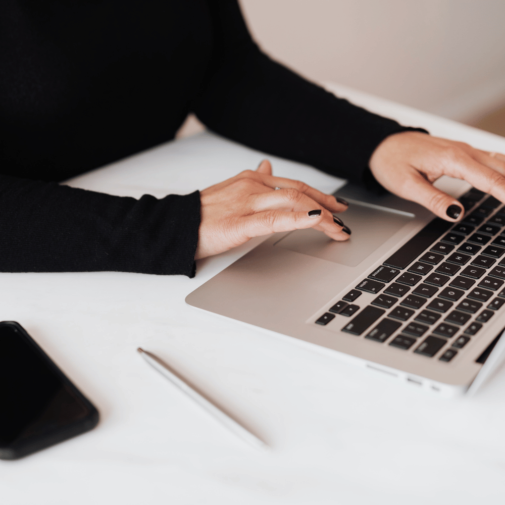 Person arbeitet konzentriert an einem Laptop als Darstellung beruflicher Entwicklung.