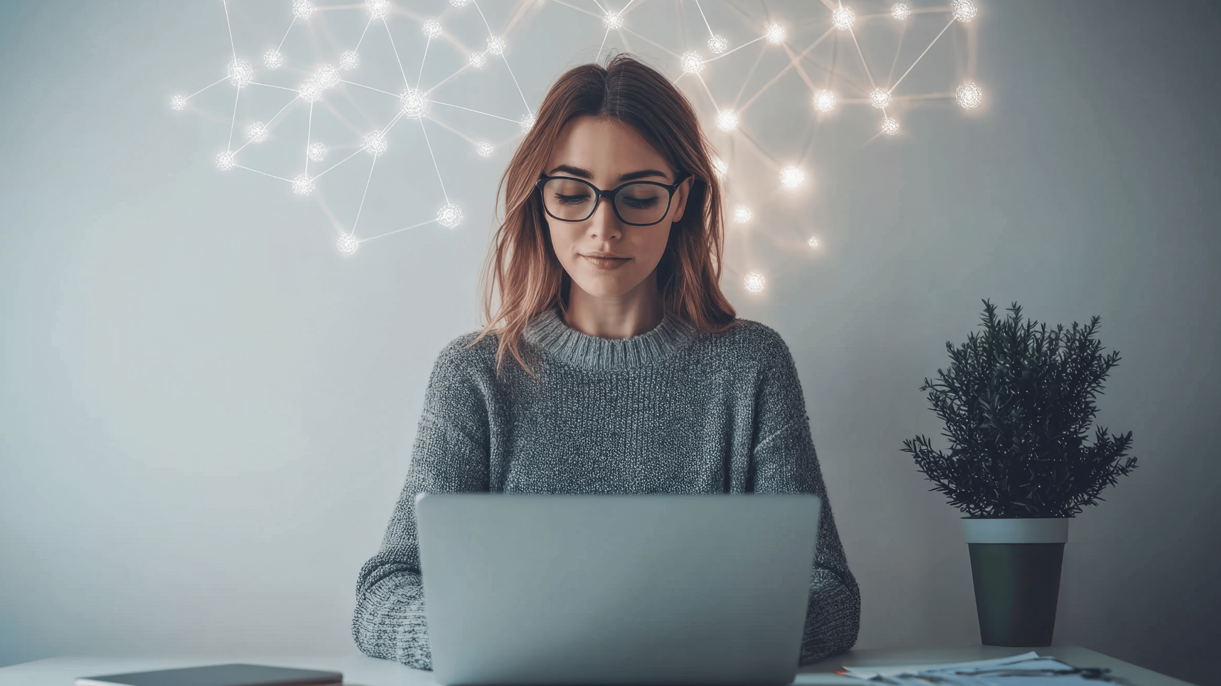 Konzentrierte Person arbeitet ruhig an einem Laptop in einem hellen, modernen Raum.