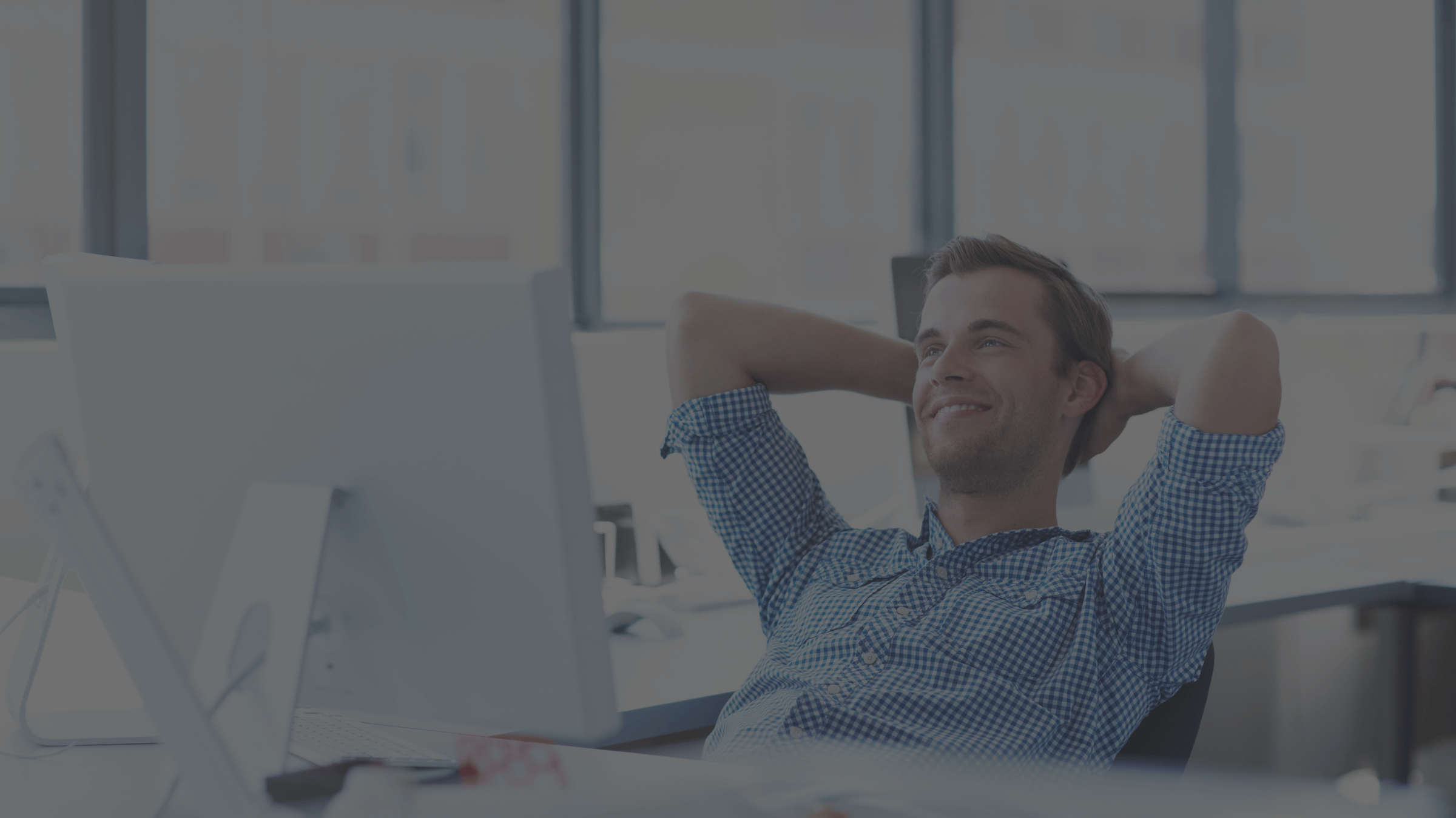 Person arbeitet ruhig und fokussiert in einem hellen Umfeld als Ergebnis einer klareren Struktur.