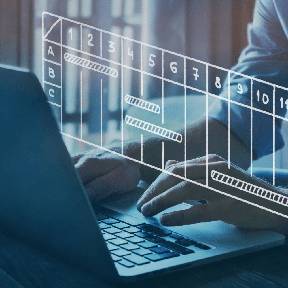 Person arbeitet an Laptop mit mehreren geöffneten Fenstern.