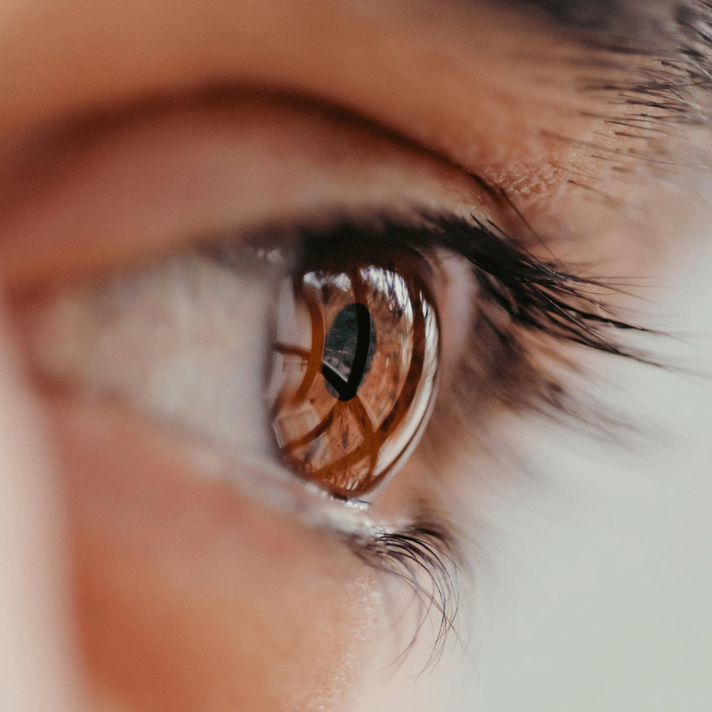 Nahaufnahme eines fokussierten Auges, das Klarheit und Ausrichtung symbolisiert.