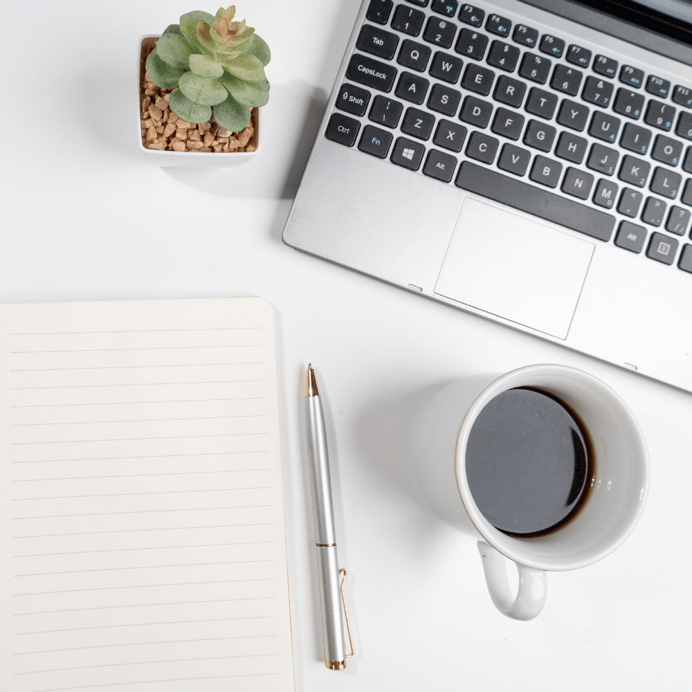 Laptop und Kamera liegen auf einem hellen Schreibtisch als Darstellung digitaler Vorlagen.